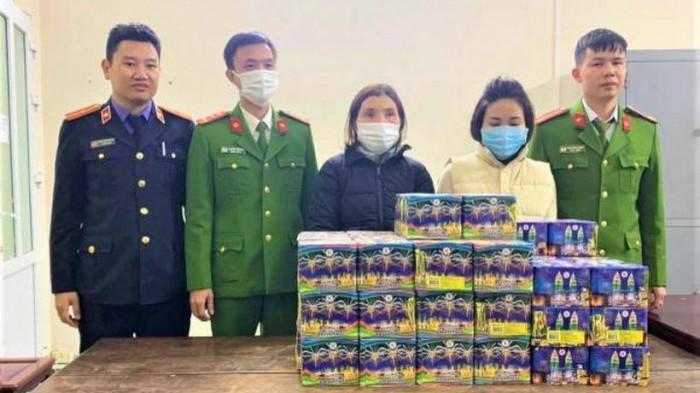 Nữ cán bộ ở Hà Tĩnh bị khởi tố vì buôn bán pháo nổ trái phép - 1