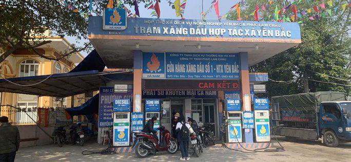Chỉ bán 30.000 đồng xăng mỗi xe máy, cây xăng bị xử phạt 15 triệu đồng - 1