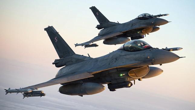 Ba Lan nêu điều kiện chuyển giao F-16 cho Ukraine - 1