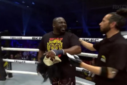 Cười ra nước mắt Boxing: Ăn mừng vì knock-out đối thủ nhưng bị xử thua