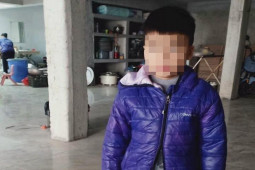Bé trai được mẹ gửi vào chùa kèm bức thư “bố dượng không đồng ý nuôi”