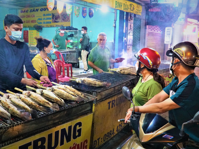Video: Xuyên đêm nướng gần 3000 con cá lóc để bán ngày vía Thần Tài