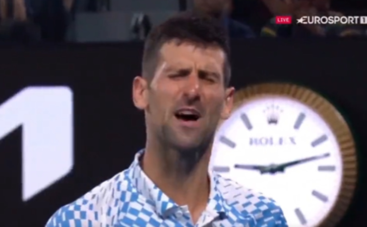 Djokovic thắng &#34;như chẻ tre&#34; vẫn &#34;mắng&#34; khán giả, bị soi thái độ với HLV - 1