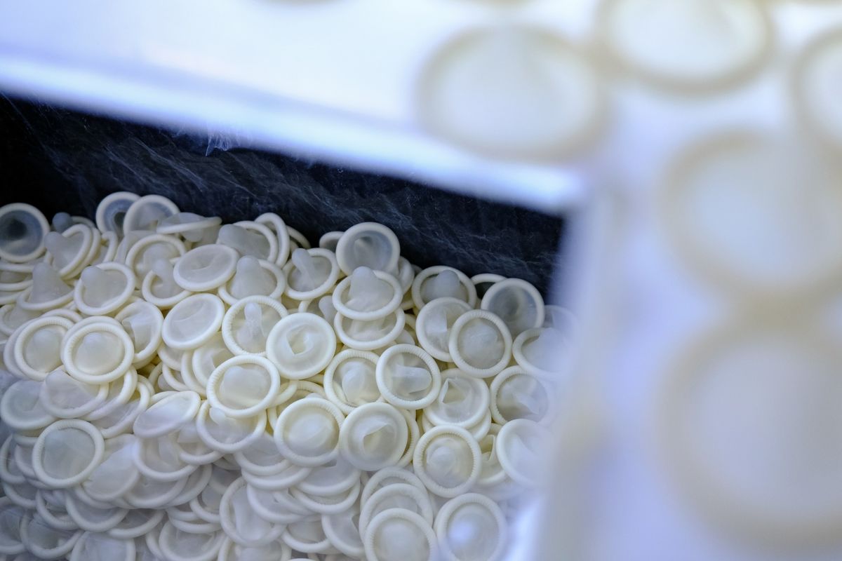 Quốc gia ĐNA phát 95 triệu bao cao su miễn phí trước lễ Tình nhân - 1