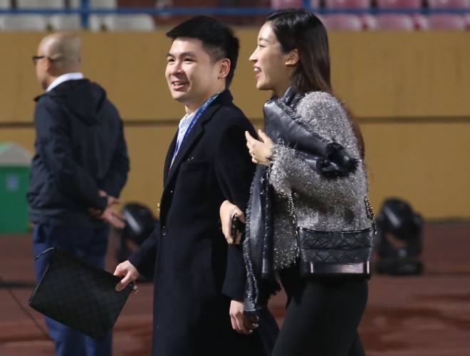 Phản ứng của Đỗ Mỹ Linh khi chồng Chủ tịch Hà Nội FC &#34;đánh dấu chủ quyền&#34; giữa chốn đông nguời - 3