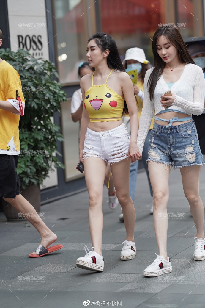 Người đẹp mặc yếm in hình pikachu xuống phố: Lạ mắt hay biến tấu thiếu duyên? - 3