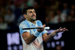 Djokovic thắng ”như chẻ tre” vẫn ”mắng” khán giả, bị soi thái độ với HLV