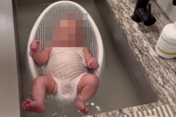 Bà mẹ cho vào tắm trong bồn rửa bát để làm việc nhà gây tranh cãi