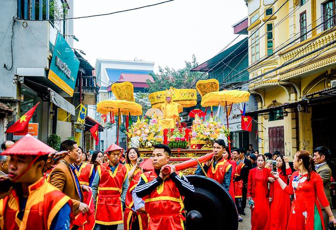 Những hình ảnh rước kiệu &#34;Vua, Chúa sống&#34; náo nhiệt ở Hà Nội - 3