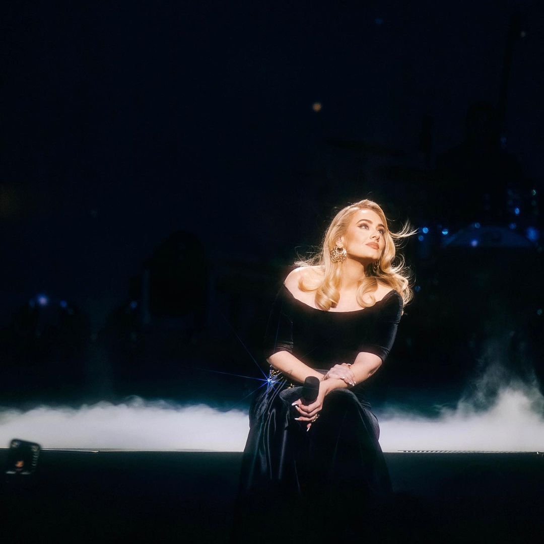 Adele khuấy động Las Vegas với bộ sưu tập váy đen Haute Couture quyền lực - 1