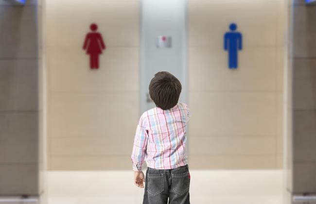 Mẹ mắng chửi người khác 20 phút vì con trai bị ngăn khi vào toilet nữ khiến dân mạng phẫn nộ - 1