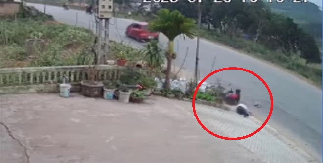 Bị khởi tố vì không cứu người gặp tai nạn, nữ tài xế lái ô tô đối diện với khung hình phạt nào? - 1