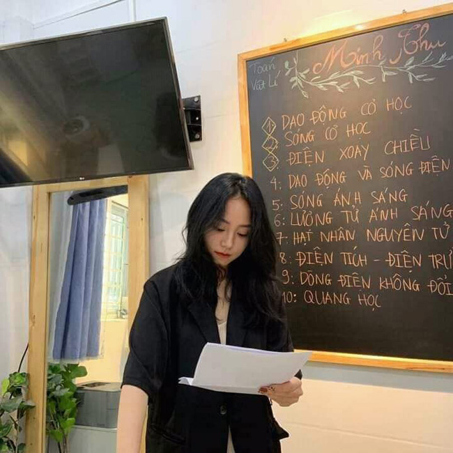 Minh Thu (sinh năm 1997) được biết đến vào giữa năm 2021 với danh xưng "Cô giáo Vật lý". Sở hữu ngoại hình xinh xắn, dễ thương, những buổi livestream trao đổi kiến thức Vật lý của Minh Thu thu hút rất nhiều lượt xem. 
