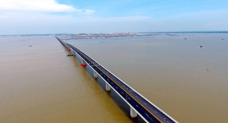 Đây là cây cầu vượt biển dài nhất Đông Nam Á với tổng chiều dài 5,4km.
