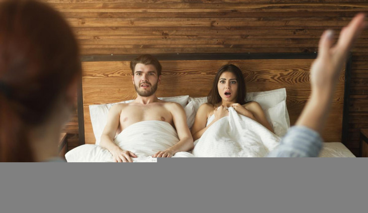 Chết sững vì chứng kiến màn gây sốc của chồng và bồ trên ghế sofa khi bước vào nhà - 2