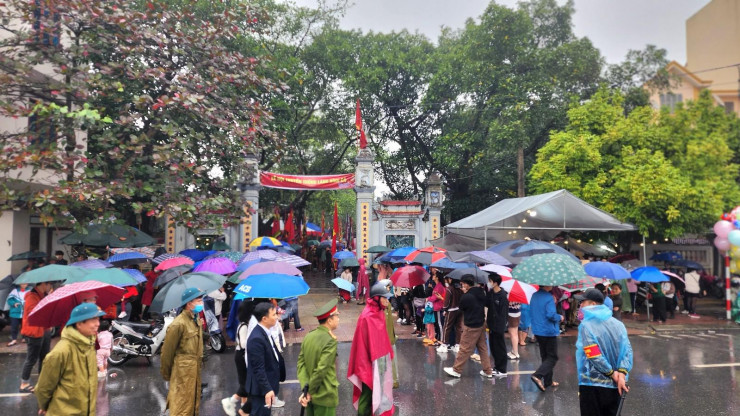 Hàng nghìn người dân dự lễ rước ở hội Lim giữa trời mưa rét - 1