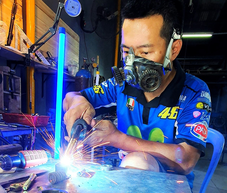 Đang là sinh viên năm 3 của một trường đại học có danh tiếng, Nguyễn Tuấn Anh (sinh năm 1986, quê tại Lâm Đồng) bỗng quyết định dừng lại việc học để dành thời gian theo đuổi đam mê chế tạo cơ khí.
