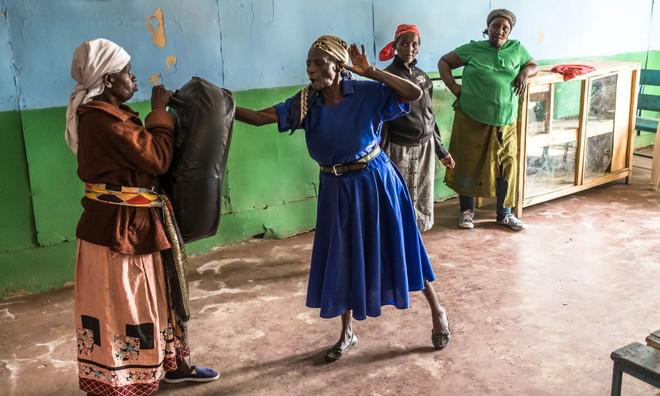 Nhóm “bà ngoại tự vệ” chống lại những kẻ biến thái ở Kenya - 1