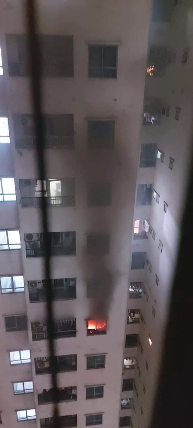 Cháy tầng cao chung cư đông dân nhất Hà Nội, cư dân ôm con tháo chạy - 1