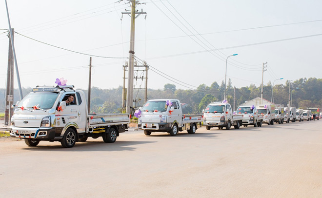 Chú rể Nghệ An đem 20 xe tải đi rước dâu khiến cả họ nhà gái bất ngờ - 1