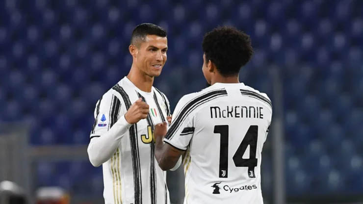 Ronaldo khoe đôi chân 1 tỷ euro, Al Nassr chỉ trả 10% lương cho CR7 - 1