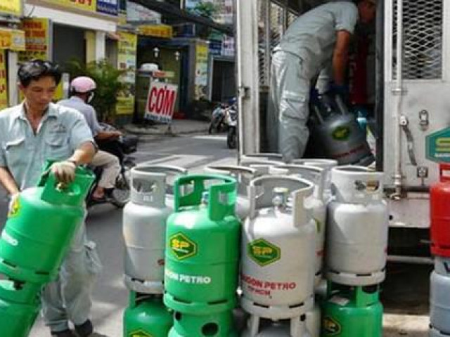 Giá gas tăng mạnh, gần 500.000 đồng/bình 12 kg