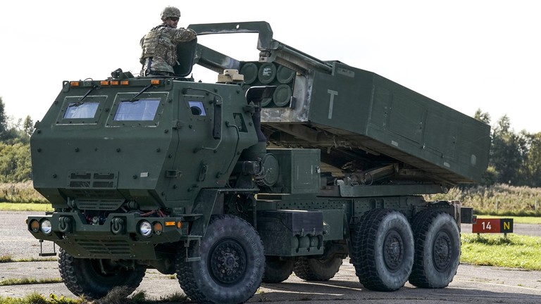 Mỹ cung cấp đạn rocket HIMARS tầm bắn 150km: Không can thiệp việc Ukraine chọn mục tiêu - 1