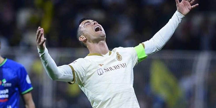 Ronaldo &#34;khai hỏa&#34; cứu rỗi Al Nassr: Lo nhiều hơn vui, báo Anh cười chê - 1