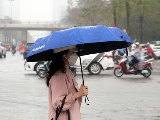 Người dân Thủ đô 'vật lộn' với thời tiết mưa phùn, nồm ẩm