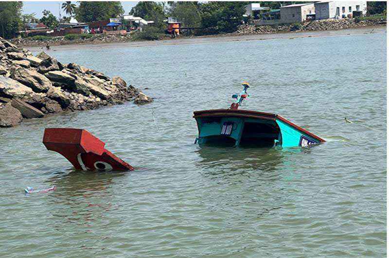 Thông tin mới vụ thuyền chở khách bị lật úp trên sông Đồng Nai - 1