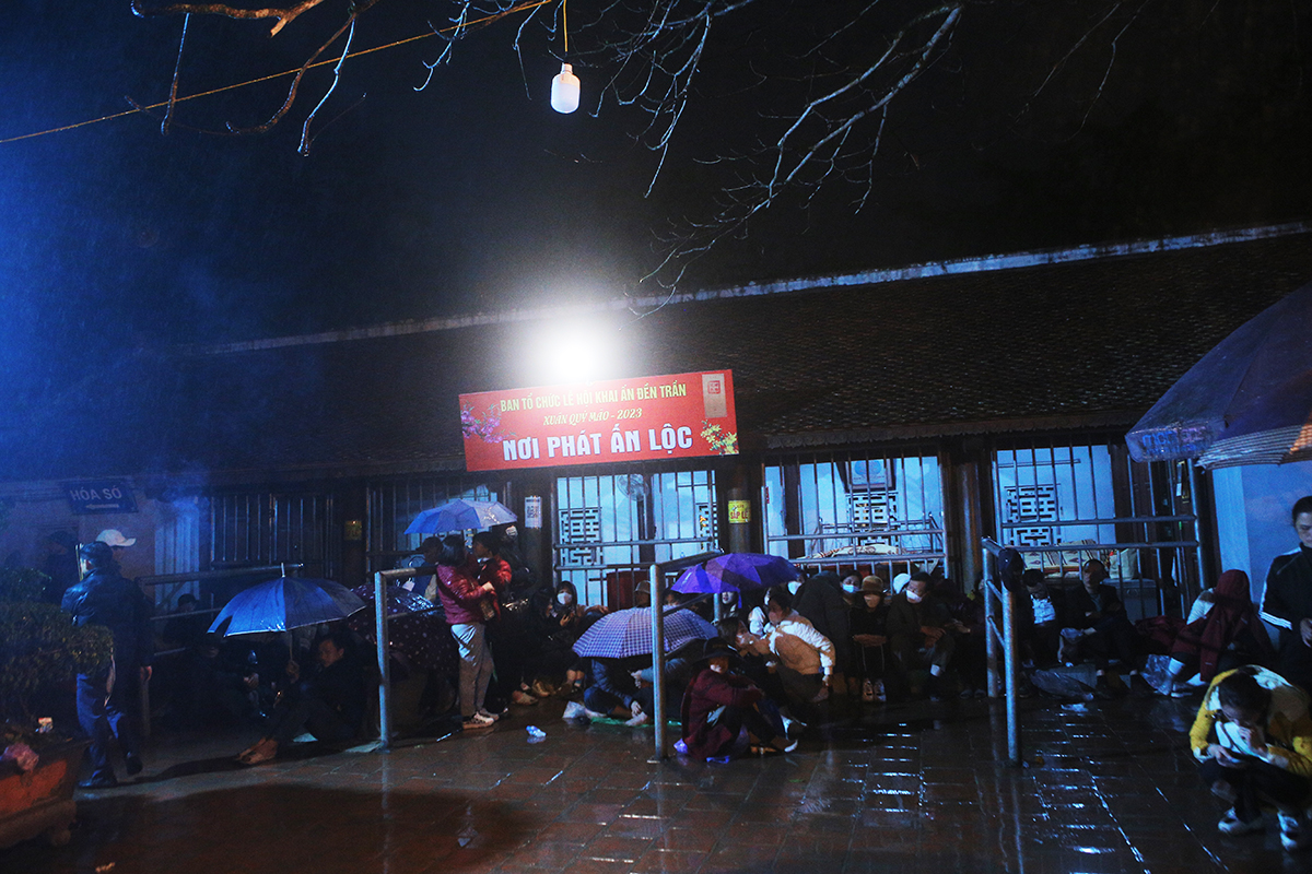 Ảnh: Ngủ gật, vật vờ cả đêm dưới mưa chờ mua ấn đền Trần  - 1