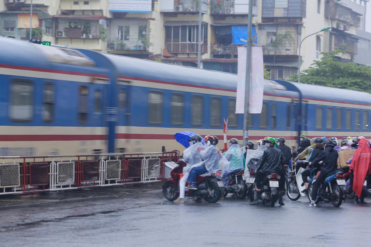 Thót tim cảnh người dân vô tư &#34;cắt&#34; đầu tàu hỏa, coi thường barie tại Hà Nội - 1