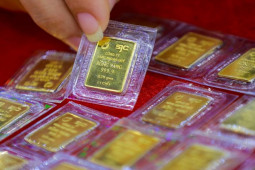 Người Việt đổ xô mua vàng tích trữ, đại gia vàng lãi đậm