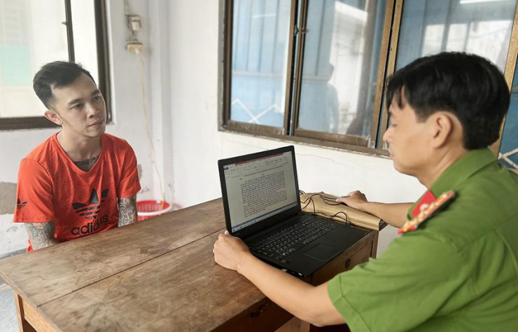Thanh niên tưới xăng đốt 1 phụ nữ bỏng 80% - 1
