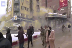 Video: Nhà cao tầng đổ sập hoàn toàn trong động đất thảm khốc ở Thổ Nhĩ Kỳ, Syria