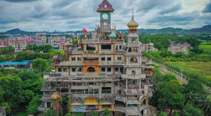 Đây là căn nhà đã khởi công 10 năm mà đến nay vẫn chưa xong. Chi phí do một nông dân tự bỏ ra. 
