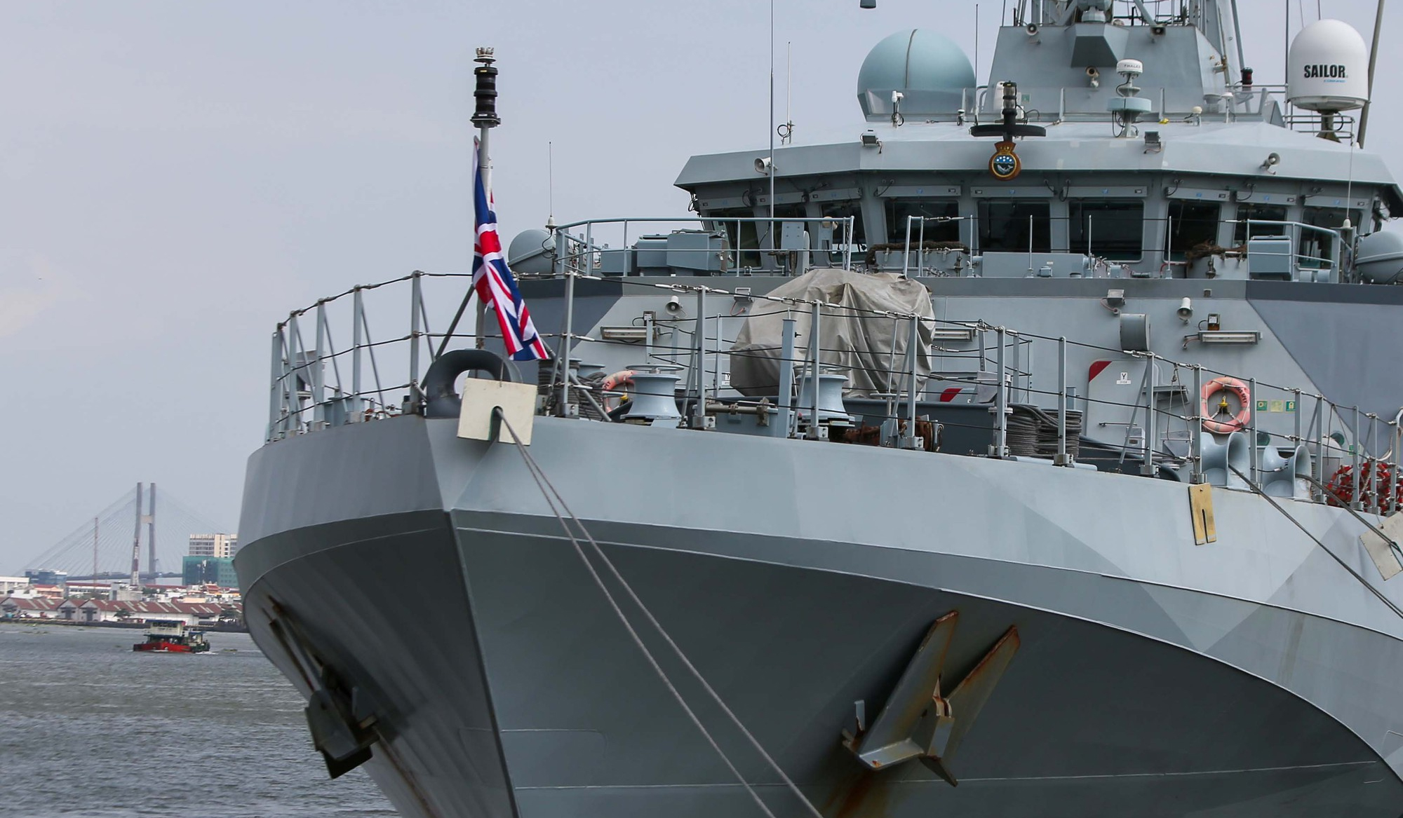 Cận cảnh tàu Hải quân Hoàng gia Anh vừa tới thăm TP HCM - 1
