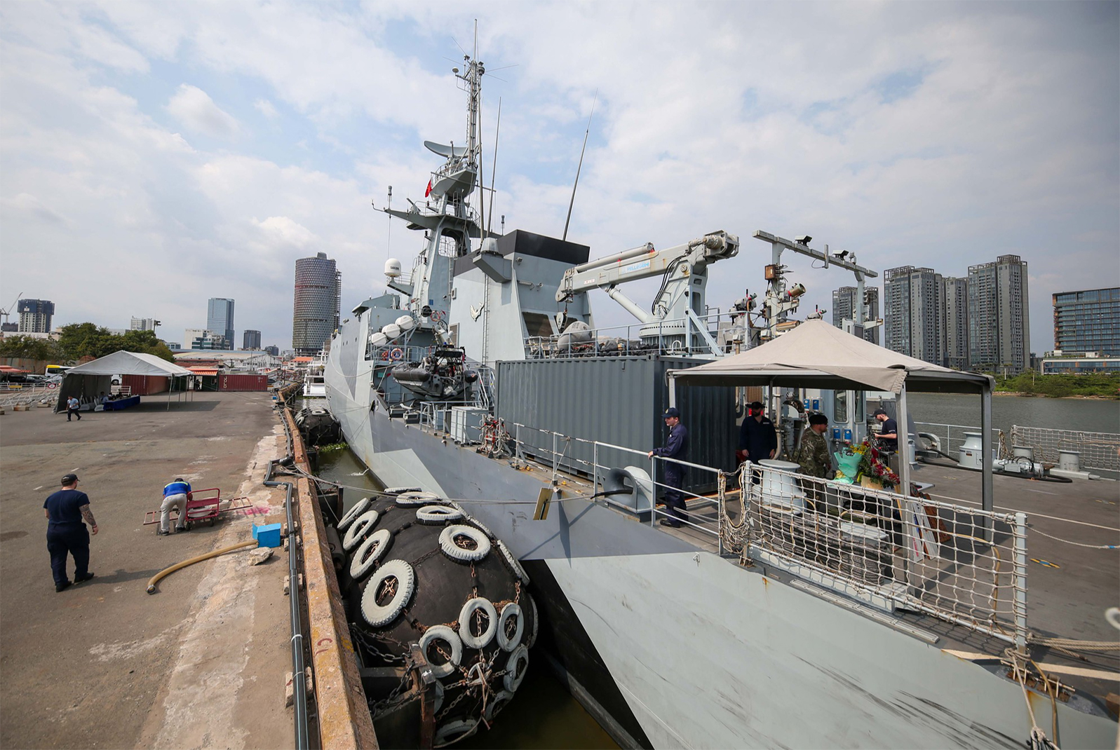 Cận cảnh tàu Hải quân Hoàng gia Anh vừa tới thăm TP HCM - 18