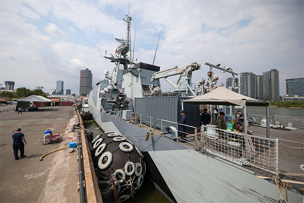 Cận cảnh tàu Hải quân Hoàng gia Anh vừa tới thăm TP HCM - 19