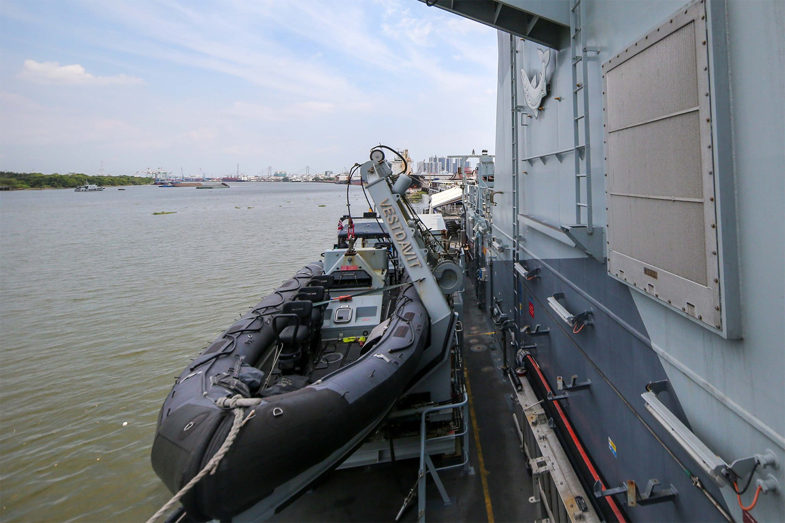 Cận cảnh tàu Hải quân Hoàng gia Anh vừa tới thăm TP HCM - 20