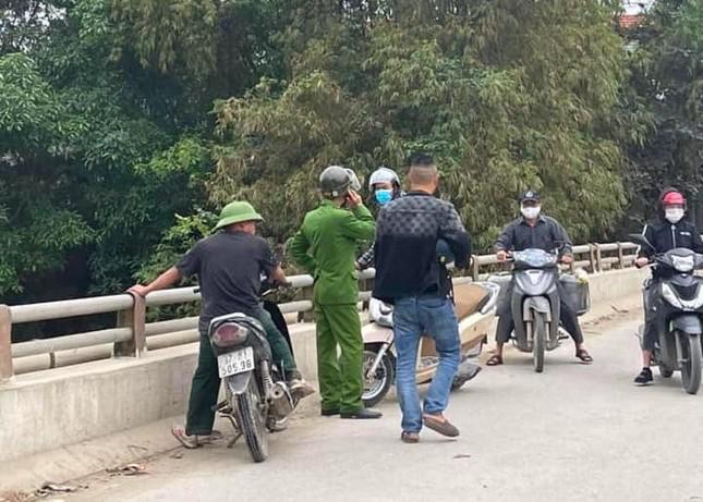 Nam sinh để lại dép và giấy xin lỗi trên cầu rồi... đi chơi khiến cả trăm người hốt hoảng tìm kiếm - 2