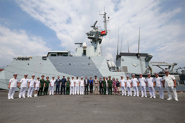 Cận cảnh tàu Hải quân Hoàng gia Anh vừa tới thăm TP HCM - 25