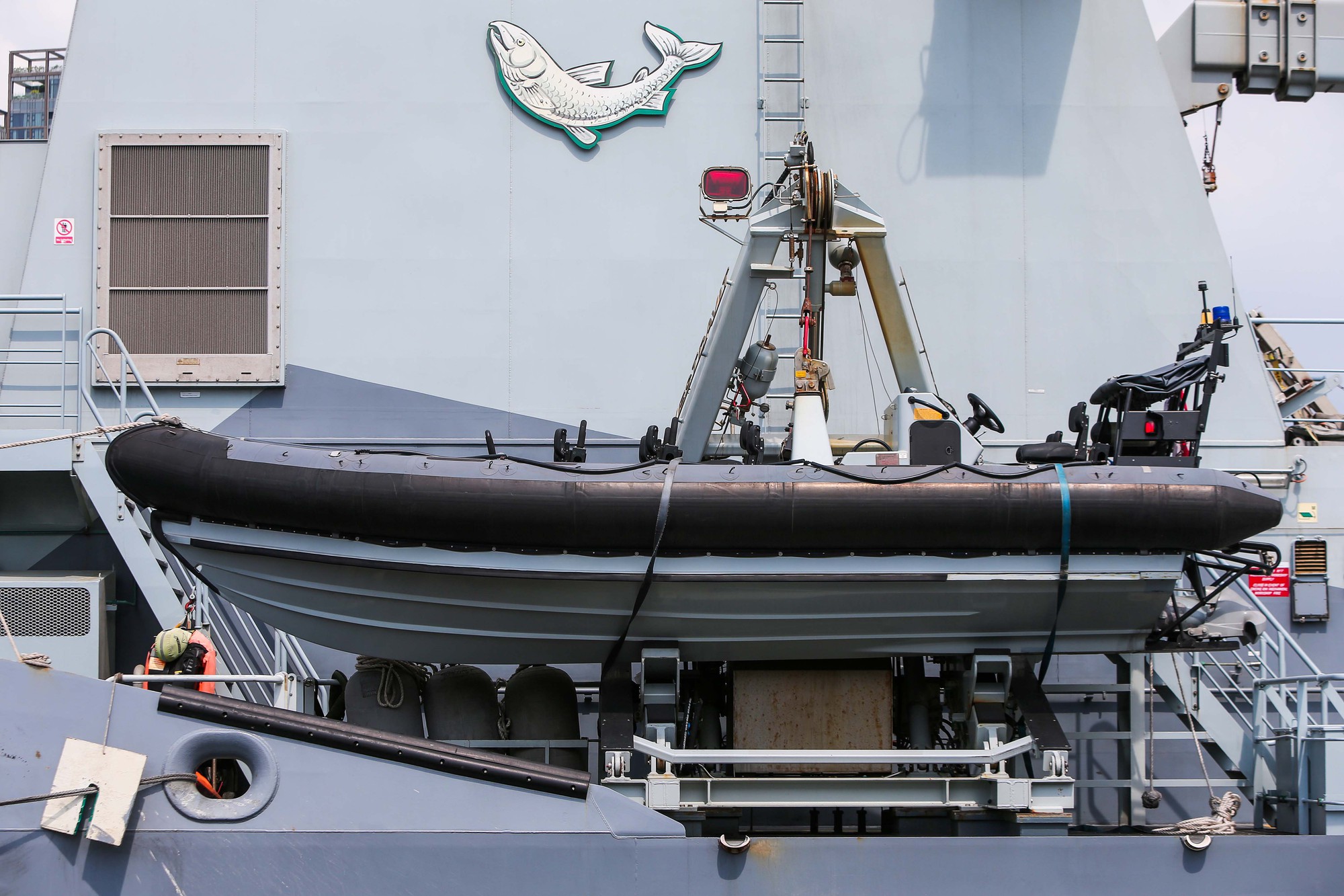 Cận cảnh tàu Hải quân Hoàng gia Anh vừa tới thăm TP HCM - 5