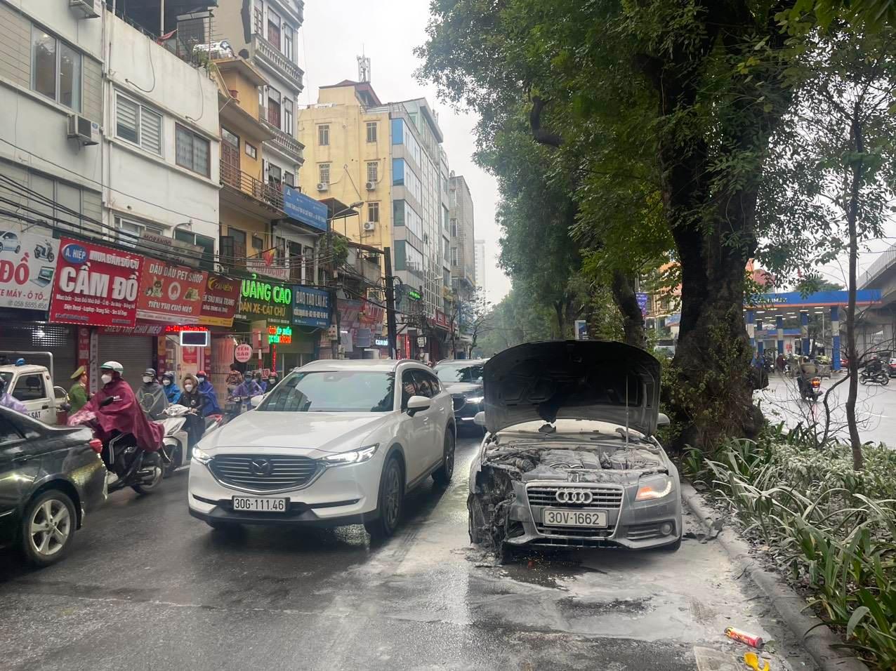 Hà Nội: Xe Audi bốc cháy dữ dội khi đang di chuyển trên đường - 1