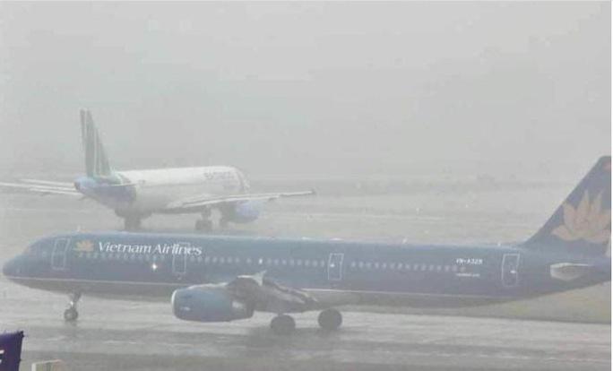Miền Bắc chìm trong sương mù, nhiều chuyến bay bị hủy, chuyển hướng - 1