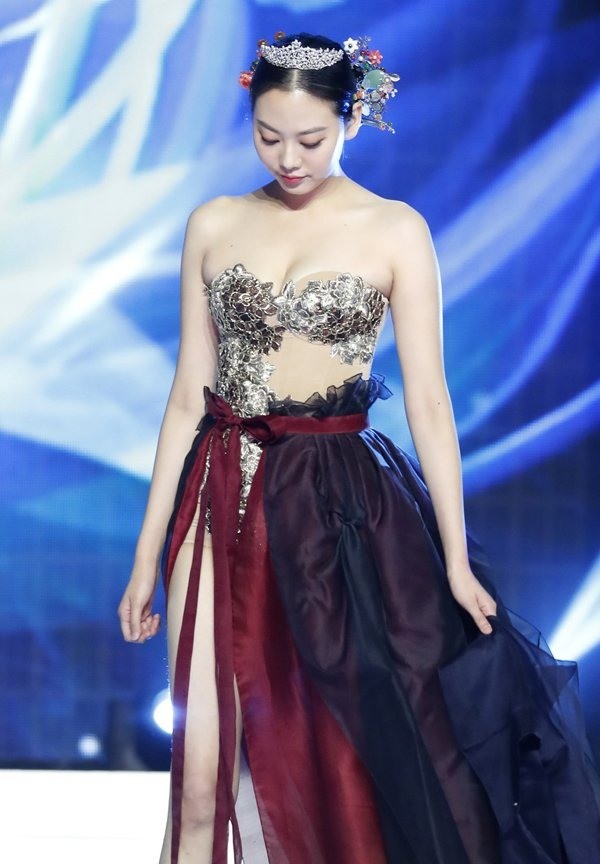 Người đẹp Philippines bị chỉ trích vì trang phục dân tộc phản cảm - 3