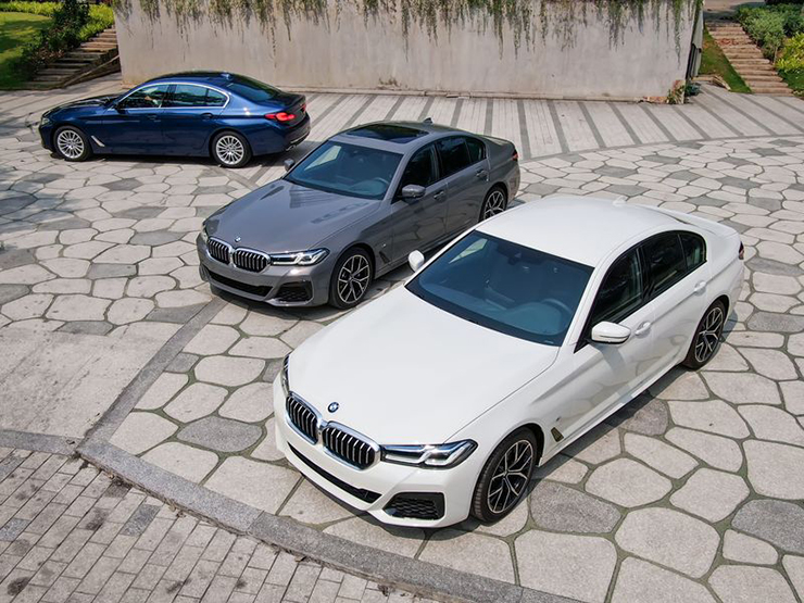 BMW giảm giá hàng loạt mẫu xe, cao nhất lên tới 300 triệu đồng - 1