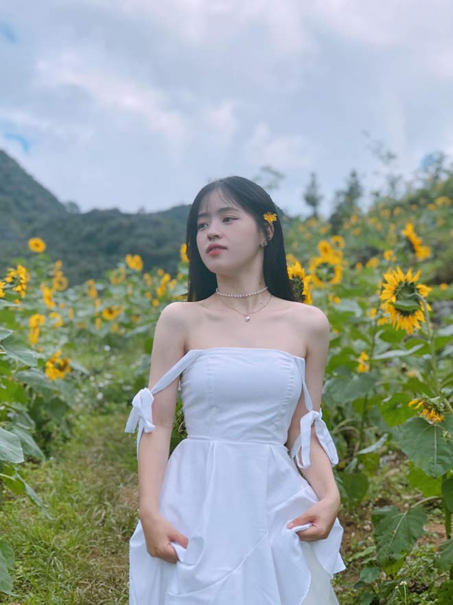 “Cô bé bán lê” ở Hà Giang gây ngỡ ngàng với nhan sắc hiện tại - 12