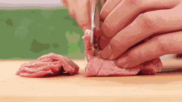 Bất ngờ với câu trả lời về "lỗ tròn trên thân dao" dùng để làm gì? - 2