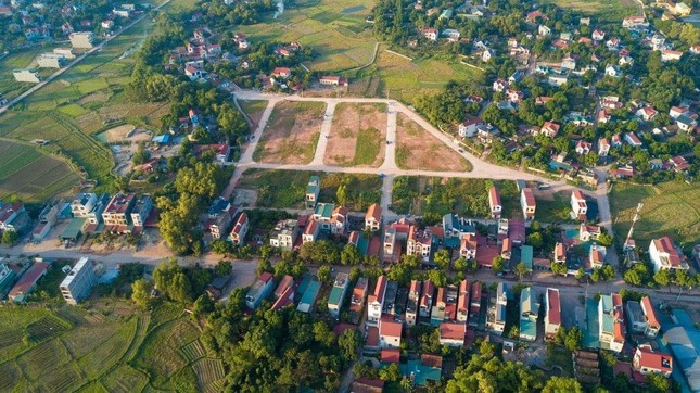 Nhà đất rao bán khắp nơi, vợ chồng lục đục vì "ôm đất" - 1